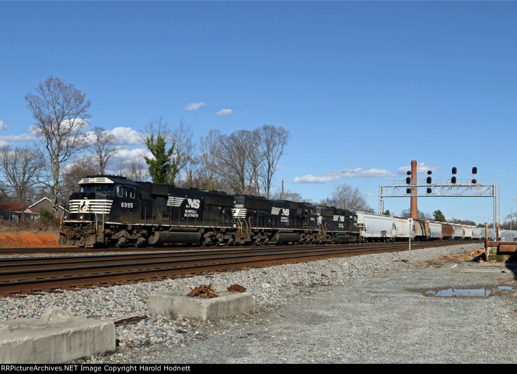NS 6995 leads train P61 westbound